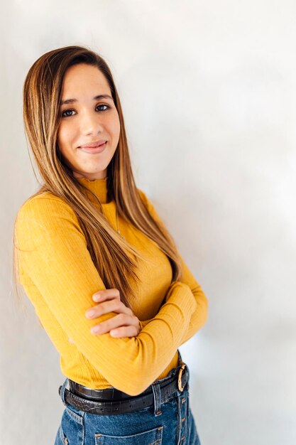 Foto retrato de una joven mujer de negocios caucásica con fondo blanco