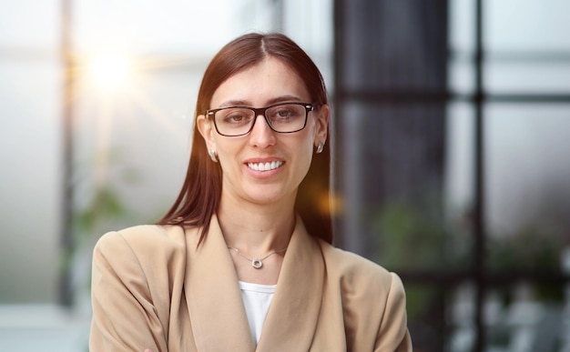 Retrato de una joven mujer de negocios con gafas