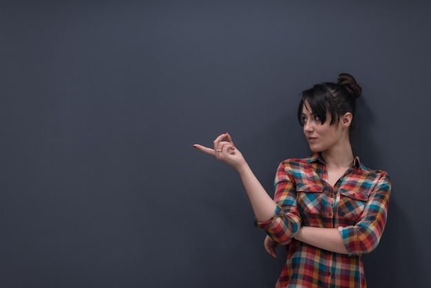 retrato de una joven mujer de negocios en una oficina moderna, pared de pizarra gris en segundo plano