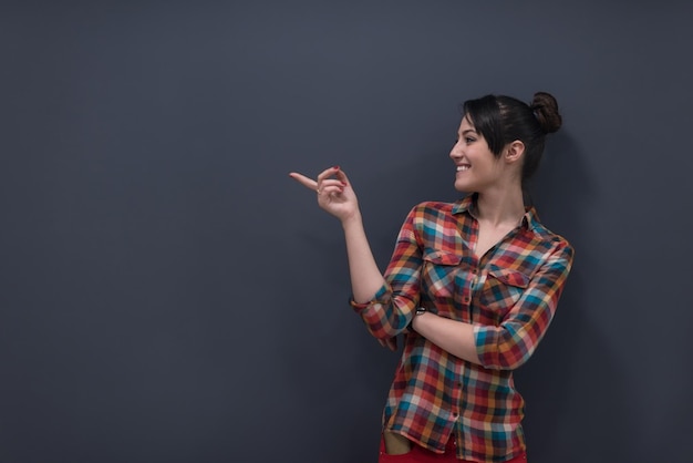 retrato de una joven mujer de negocios en una oficina moderna, pared de pizarra gris en segundo plano