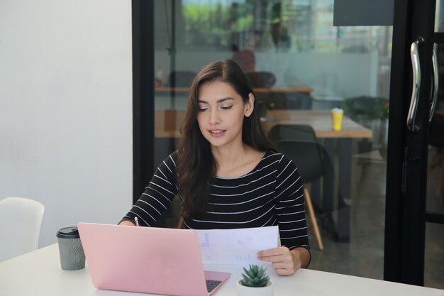 retrato, de, joven, mujer de negocios, en, oficina moderna