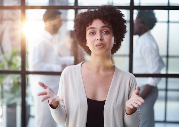 Foto retrato de una joven mujer de negocios en una oficina moderna