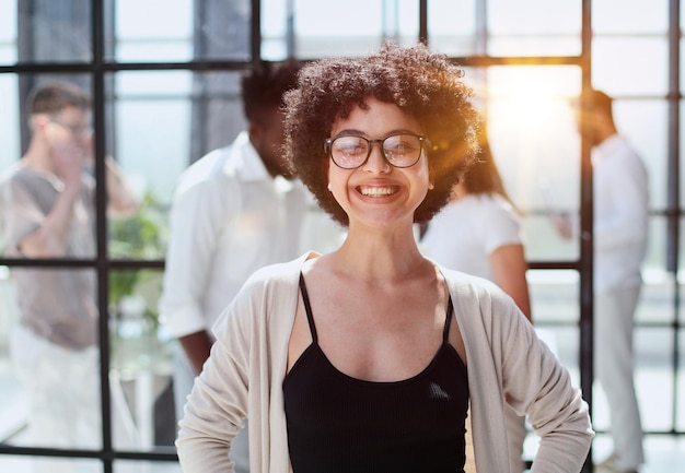 Retrato de una joven mujer de negocios en una oficina moderna