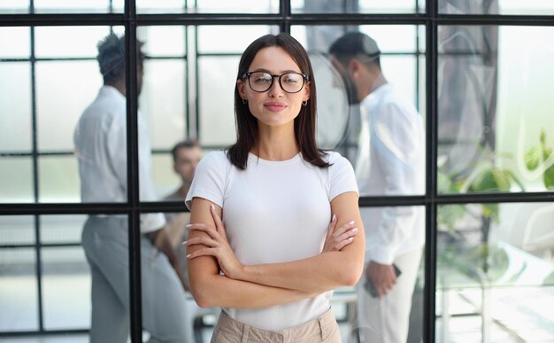 Retrato de una joven mujer de negocios en una oficina moderna