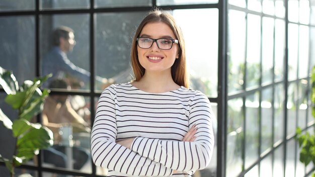 retrato, de, un, joven, mujer de negocios, en, un, oficina