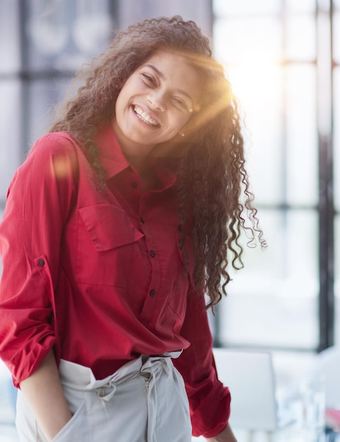 retrato, de, un, joven, mujer de negocios, en, un, oficina