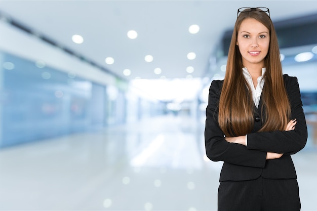 Retrato, de, un, joven, mujer de negocios, en, plano de fondo