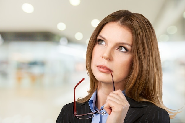 Retrato, de, un, joven, mujer de negocios, en, plano de fondo