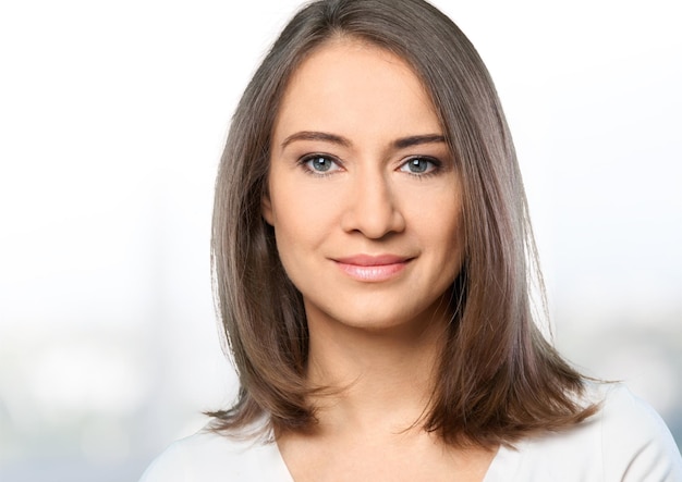 retrato, de, joven, mujer de negocios, en, plano de fondo