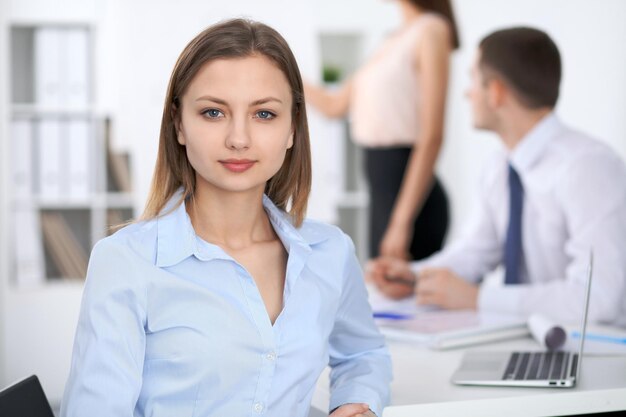 Retrato de una joven mujer de negocios en una reunión.