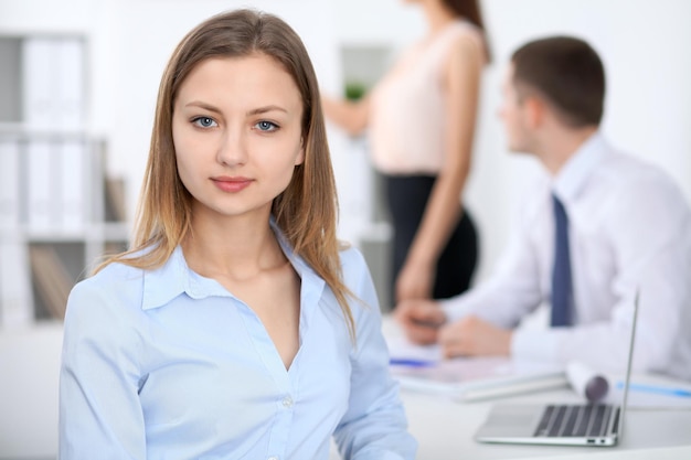 Retrato de una joven mujer de negocios en una reunión.