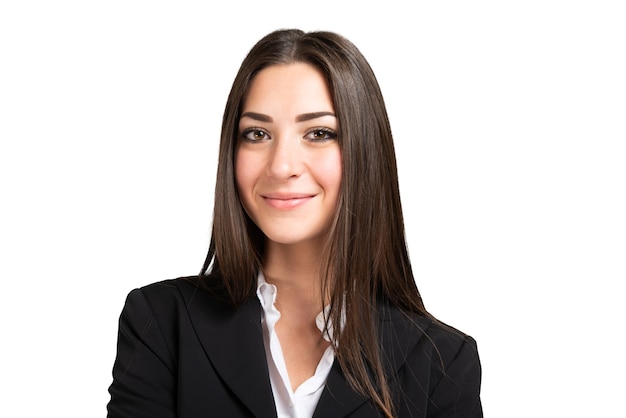 Retrato de una joven mujer de negocios sonriente aislada delante de un fondo blanco de estudio