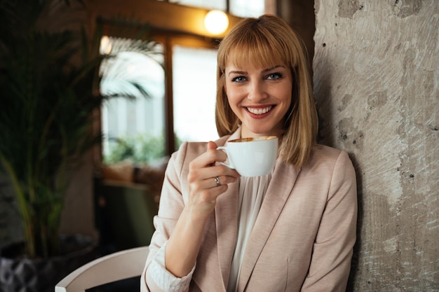 retrato, de, un, joven, mujer de negocios, tenencia, un, taza de café