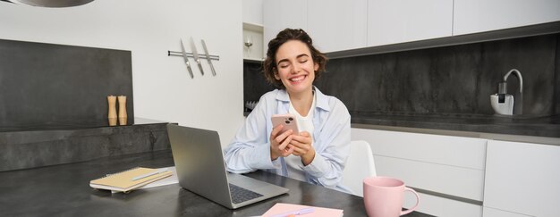 Retrato de una joven mujer de negocios trabajando en una oficina