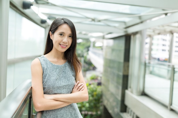 Retrato joven de la mujer de negocios