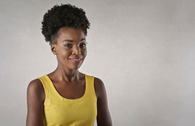 Foto retrato de joven mujer negra