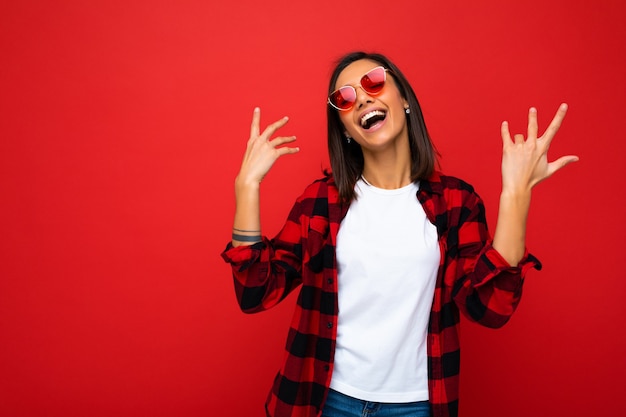 Retrato de joven mujer positiva feliz con sinceras emociones vistiendo blanco t