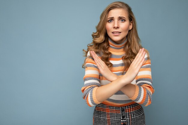 Retrato de joven mujer rubia bastante hermosa triste enojado insatisfecho