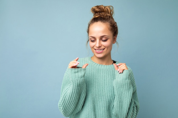 Retrato de joven mujer rubia hermosa sonriente positiva feliz con emociones sinceras vistiendo casual