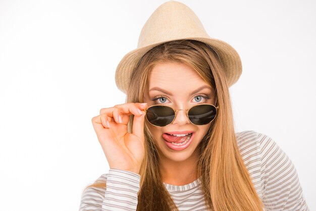 Retrato de una joven mujer rubia hermosa