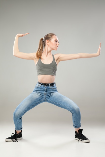 Retrato de joven mujer rubia en pose concentrada de artes marciales