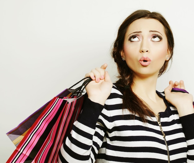 Foto retrato de joven mujer sonriente feliz con bolsas de compras