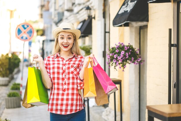 Retrato de joven mujer sonriente feliz con bolsas de compras