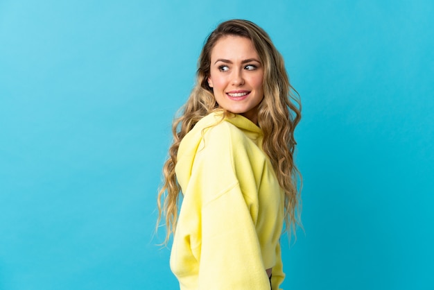 Retrato de una joven mujer sonriente mirando hacia el lado