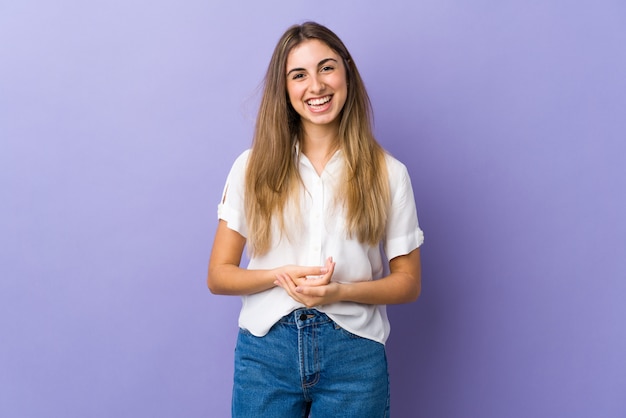 Retrato de una joven mujer sonriente