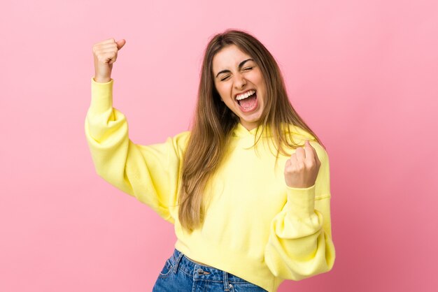 Retrato de una joven mujer sonriente