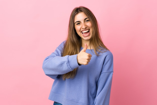 Retrato de una joven mujer sonriente