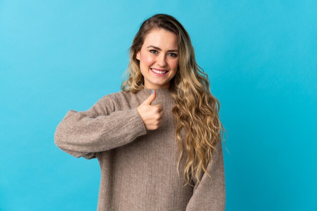 Retrato de una joven mujer sonriente