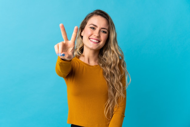 Retrato de una joven mujer sonriente