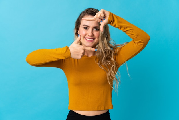 Retrato de una joven mujer sonriente