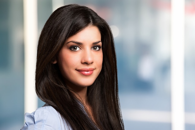 Retrato de una joven mujer sonriente