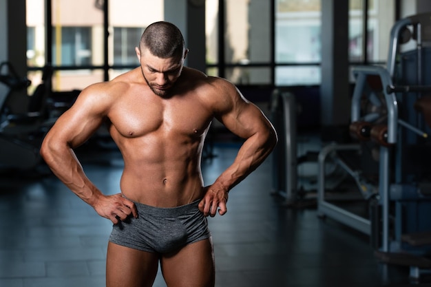 Retrato de un joven musculoso en buena forma física