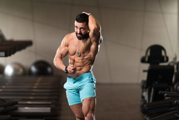 Foto retrato de un joven musculoso en buena forma física