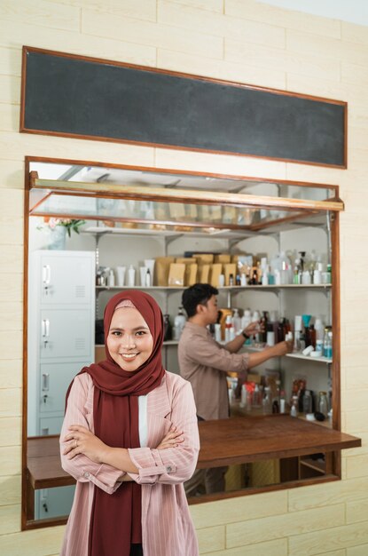 Retrato de joven musulmana en una tienda
