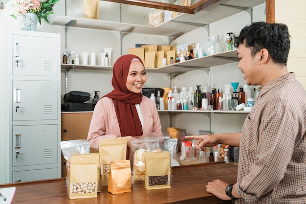 Retrato de joven musulmana en una tienda
