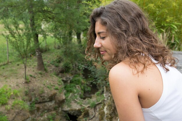 retrato de una joven muy hermosa al sol de la tarde en la naturaleza