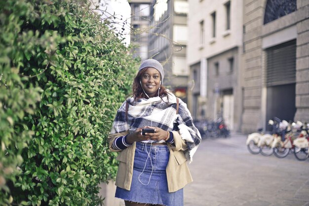 retrato de una joven negra en la calle