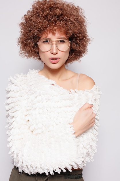 Retrato de una joven negra sonriente Retrato de una hermosa mujer joven con corte de pelo afro afroamericano y maquillaje glamoroso Tiro de estudio Chica atractiva con gafas