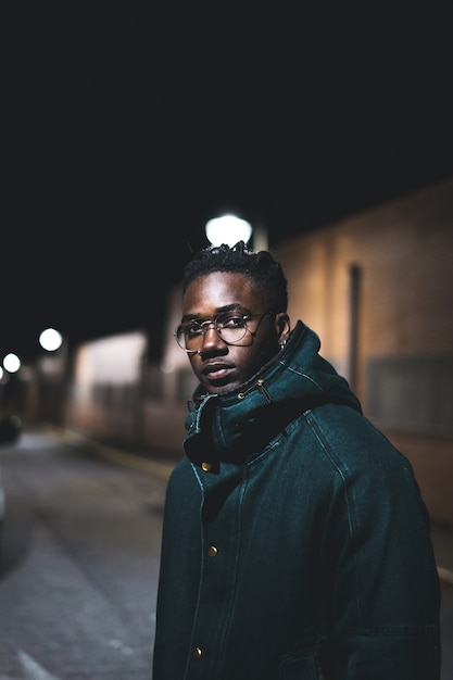 Retrato de joven negro y guapo y moderno en la calle