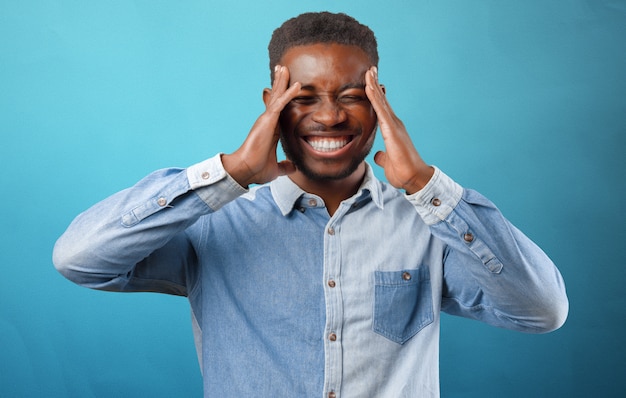 Retrato de un joven negro muy enojado infeliz