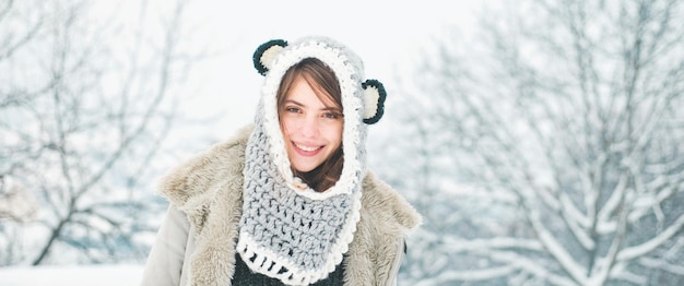 Retrato de una joven en la nieve Belleza de invierno Niña en el parque de invierno helado