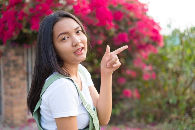 retrato, joven, niña asiática, al aire libre, hermoso, flor, plano de fondo