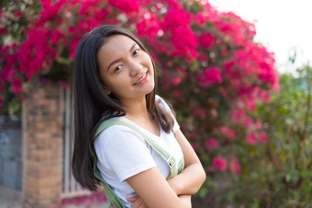 retrato, joven, niña asiática, al aire libre, hermoso, flor, plano de fondo