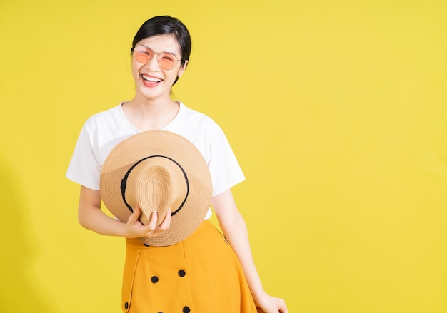 retrato, de, joven, niña asiática, en, fondo amarillo