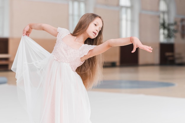 Retrato de joven niña bailando