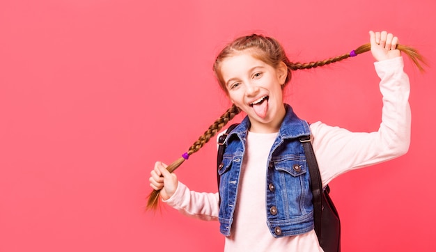 Retrato de joven niña con dos trenzas